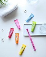 oral careスイス発！カラフルでフレッシュな歯みがき＆歯ブラシ♡………@curaproxjapanクラプロックスビーユー歯ブラシ＋歯みがきボックスセット………見た目にも可愛…のInstagram画像