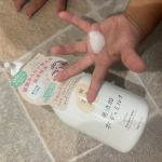 ．無添加生活の無添加ボディミルクをお試し☺︎子供が3人乾燥肌なのでお風呂上がりのボディクリームは欠かせません！テクスチャがとろーり軽めでよく伸びてベタつきが少なく使いやすい♡ポンプ式で子供…のInstagram画像