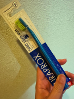 スイスのプレミアム歯ブラシクラプロックス。歯医者さんなどでもよくお見かけするので、気になっていました。特徴は、超極細毛の圧倒的な植毛本数。その本数なんと5460本！これにより歯ぐきにやさしく汚れをしっ…のInstagram画像