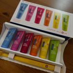 カラフルでフレッシュな歯みがき＆歯ブラシセット💙💛🧡クラプロックス ビーユー🩷❤️💚歯ブラシ＋歯みがきボックスセット3,960円(税込)歯ブラシはクラプロックスCS5460スイスのプレ…のInstagram画像