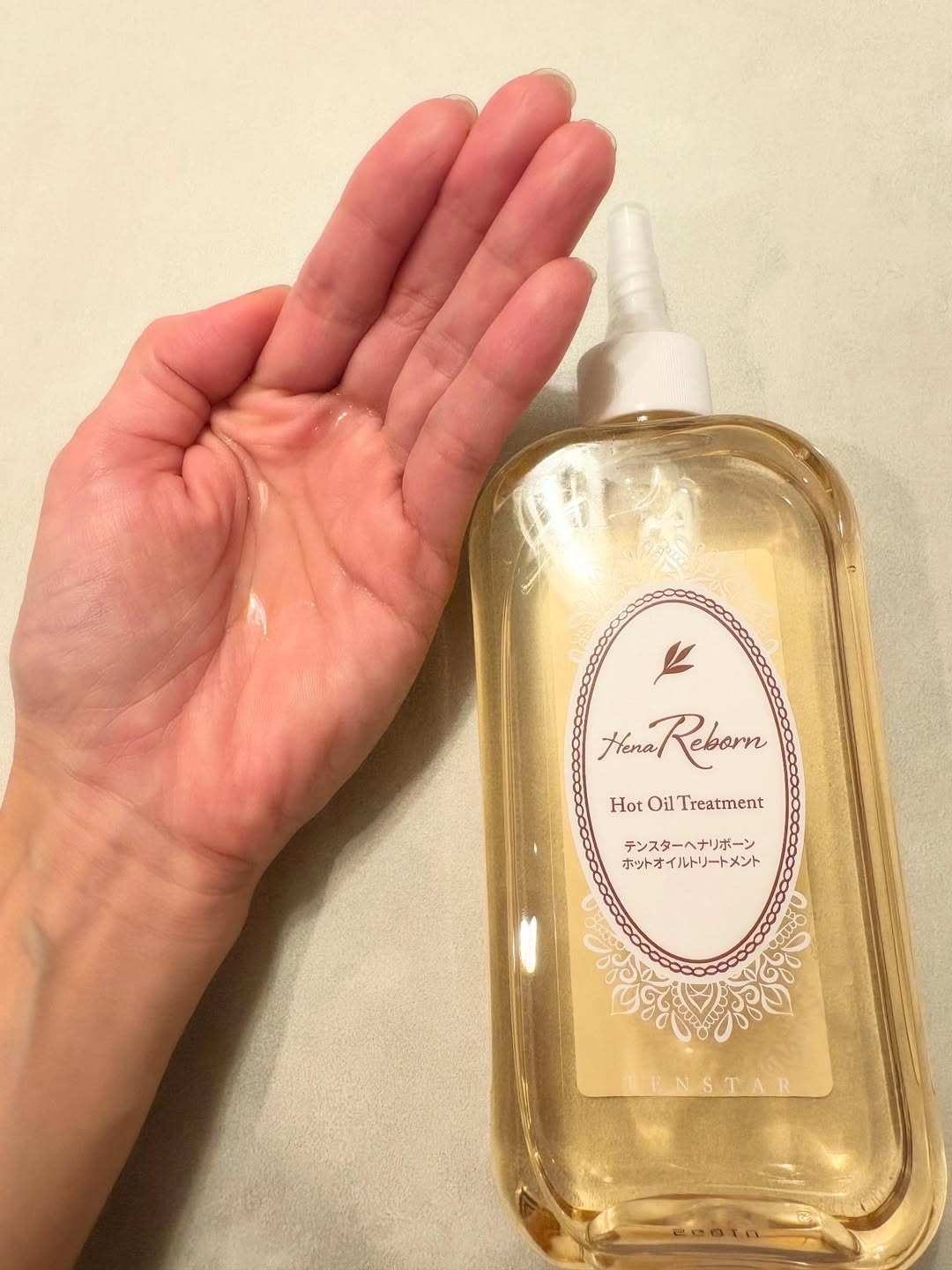 口コミ投稿:ヘナリボーンオイル状のトリートメントを髪に馴染ませていくと、だんだんクリーム状…