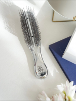 乾燥する季節になったら静電気、気になりませんか？髪に静電気対策を。髪の毛の絡みや痛みを防ぐ静電気に特化したスカルプブラシ　"CHROM"がおすすめです。静電気防止剤が練り込まれた特殊ピンが使…のInstagram画像