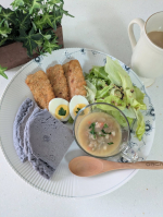 ハワイ土産に貰った🟣紫色のパンケーキミックス🥞焼いてみた。モチモチで美味し〜イタリアの具だくさんスープの「ミネストローネ」も一緒だょ。シェフズリザーブレンジでごちそうスープは●根菜と豆…のInstagram画像