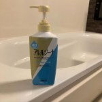 アレルジーナをご紹介します。ムズカユ肌を「洗う」簡単ケア抗ヒスタミン成分配合ボディソープです。液体タイプでポンプ式になっています。濃厚というよりは、軽めの泡立ちで、さらっと洗い上がる感じで…のInstagram画像