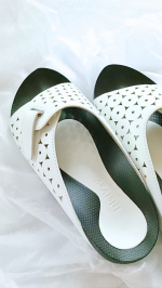 .アーチをサポートしてくれる室内スリッパなんて嬉しすぎるー♡だって履いて普通に家事したり歩くだけでいいんだよ？足底筋膜炎になったとき素足で歩かないほうがいいよって柔道整復師さんに言われて、調べ…のInstagram画像