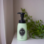 .朝の洗顔がちょっと楽しみになる🫧「ロゼット洗顔サボン スムースウォッシュ」は泡で出てくるタイプだから忙しい朝でもワンプッシュで濃密泡が完成✨もっちり弾力のある石けん泡が毛穴に密着して…のInstagram画像