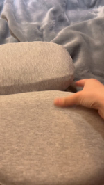 🩵✨首と肩がホッとする横寝枕「サイドフィット」✨🩵枕迷子だった私が見つけた、この枕が…正直、想像以上に良かったです🥺特に感動したのが「首と肩を40度でじんわり温めてくれる温熱機能」💤寝る前にス…のInstagram画像