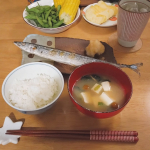 季節外れのとうもろこしをゲットした！冷凍庫から発掘した秋田の枝豆も茹でて、季節感ごちゃごちゃなメニューになってしまった😅秋刀魚には寺岡有機醸造 ダブルレモンぽんず をかけて食べたよ〜レモン感が強く…のInstagram画像