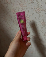 アロエモイスチャーサイズ感がポーチにも入りやすいサイズで持ち運びにも便利です爪のささくれや手はすごく乾燥するので、ハンドクリームは必需品なのですが、すぐにスマホを使ったり、パソコンを使ったりした…のInstagram画像