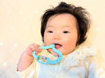 @curaproxjapan のベビー歯がため🦷歯の生え始めなのか最近お口ブーブーしてるはるひちゃんに初めての歯固め✨歯ブラシみたいな形状でカミカミしやすそうで気に入ってるみたい🥰#PR…のInstagram画像