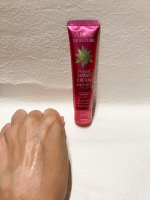 アロエモイスチャー・ローズ ハンドクリームを使ってみた🌹ピンクのパッケージが可愛くて気分上がる💕伸びが良くてベタつかないのにしっかり保湿✨ローズの香りがふんわり香って癒し効果も🌷コンパクト&hellip;のInstagram画像