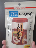 玉露園しいたけ茶元祖こんぶ茶の玉露園さんの商品です。粉末タイプでそのまま飲用しても美味しい。寒くなるとホットでしいたけの旨味が味わえていいです。飲用としてだけでなく、茶碗むしやお吸いも…のInstagram画像
