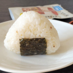 🍙🍙🍙『玉露園しいたけ茶』でおにぎり混ぜ込むより、まぶすのが手軽で好きです旨味たっぷりなしいたけ茶の風味とお米は好相性中に具材を入れて海苔を巻くと、1つのおにぎりで何通りもの味わいが楽しめ…のInstagram画像