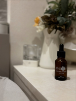 とろみのあるテクスチャーなのに、肌にのせた瞬間すっとなじんで内側からふっくらするような“うるおいの膜”を感じられるのが好きで、ここ数日は寝る前の癒し時間に欠かせない存在になっています。乾…のInstagram画像