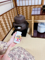 優雅なイメージのお茶だけど、意外に重労働。重たい釜を持ち上げたり、正座から立ったり座ったり&hellip;足腰大事、膝大事！ってことで、飲んでますが膝がパキパキいうこともなくなり、スムーズに動けてるので、気&hellip;のInstagram画像