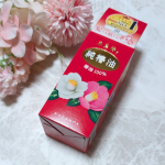 株式会社三宝様より本島椿 純椿油 お試しさせていただきました💕純椿油100％、椿の実を絞った油そのままで、添加物は一切ない無香料の頭髪用オイルです。赤を基調とした箱に入っていて、中はレトロ感も…のInstagram画像