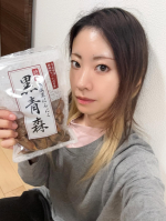 はじめて！！黒にんにくを！たべました！！お試しさせていただきありがとうございます！なんか調理できんかなって思ったけどアレンジレシピとか見つからなかったからそのままいただきました。黒いしやわ…のInstagram画像