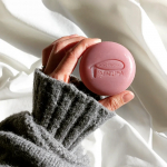 .濃密泡で洗う美肌体験。.▶PIABELPIA　“プレミアムソープ”..を、使ってみたよ。.ーーーーー純石鹸成分をベースに、プラセンタエキス*1やムラサキ根エキス*2（紫根エキ…のInstagram画像