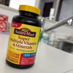 【Nature Mede® スーパーマルチビタミン＆ミネラル】\現代人の食生活をサポート‼️/日常生活で不足しがちなビタミン12種類とミネラル7種類をギュッと1粒に凝縮したサプリメント😊🎵…のInstagram画像