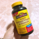 ネイチャーメイド スーパーマルチビタミン&ミネラル  1粒で複数の栄養素がまとめて手軽に摂取できるところが嬉しいサプリ。 転職してかは初めて迎える年末、最近は特に忙しくて帰りが遅くなり疲れて…のInstagram画像