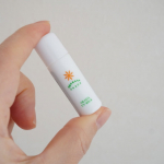 @mutenka_okada 岡田ＵＶミルクミニサイズ５g旅行の際に携帯できるサイズ感が気に入っています✨ノンケミカルで肌にやさしい日焼け止めなので、顔だけではなく腕や手にも使ってる無…のInstagram画像