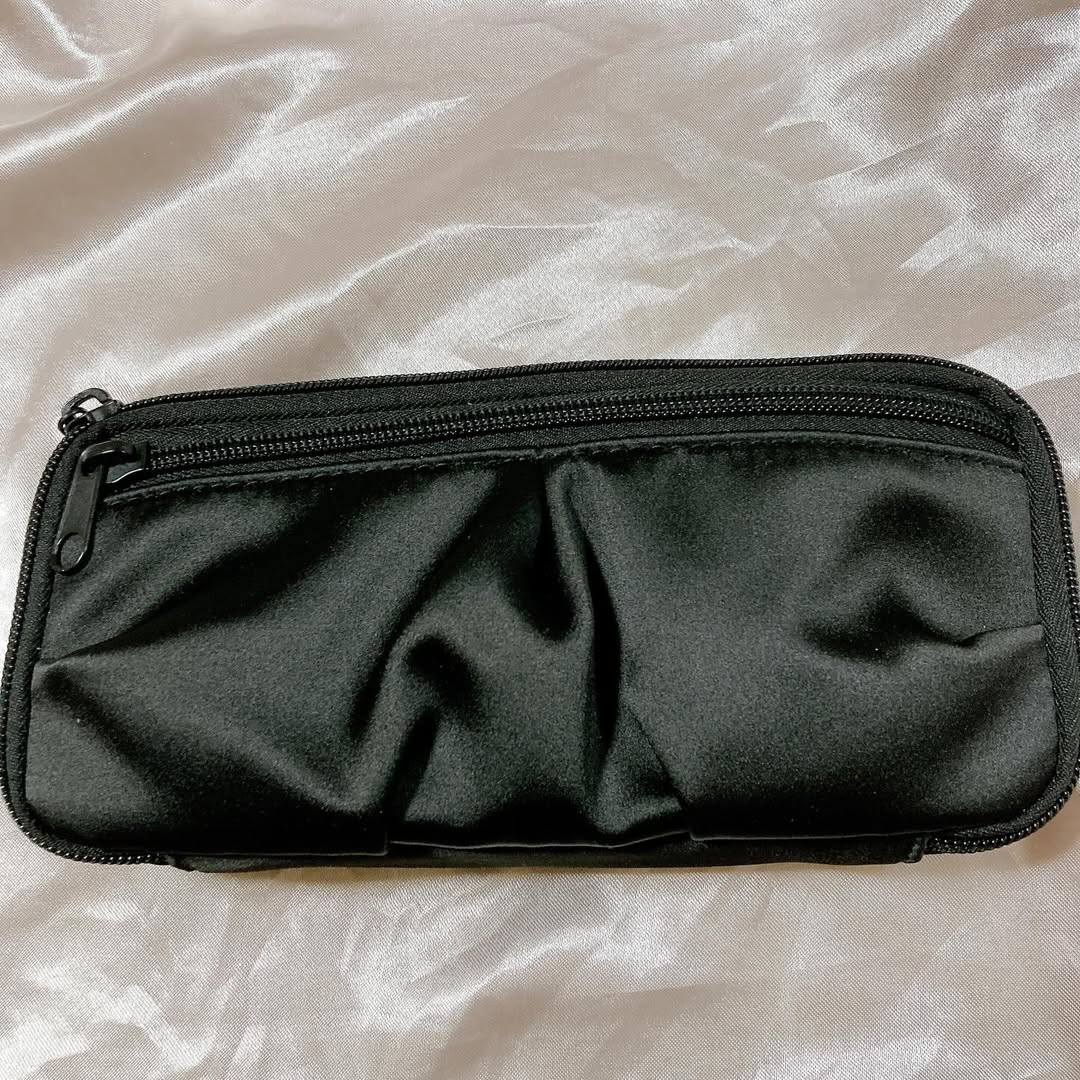 口コミ投稿：⁡⁡「FABFAB ペンケース ドレープタイプ」⁡⁡⁡パッと目を引く光沢感のあるドレープデザ…