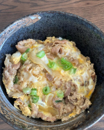 @yoshinoya_co_jp samaから牛丼の具頂きました🐮肉うまレシピ🍖『他人丼🐮🥚』1.吉野家の具を温めて小さめのフライパンに入れる2.大さじ2水を加えて加熱3.温まったら溶いた…のInstagram画像
