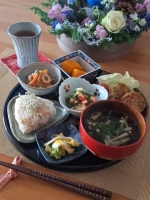 .作り置き？残り物？ないつものおうちランチ・人参葉入り照焼きつくね・かぼちゃの炊いたん・切干大根の炊いたん・カニかまと分葱のゆず味噌和え・白菜の浅漬け・わかめとえのきのしいたけ茶お吸い…のInstagram画像