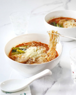 🍅🍜久しぶりに太陽のトマト麺！イタリア産有機トマトと鶏白湯の濃厚なスープがクセになる美味しさなの♪トマトだけじゃなく江戸菜も入って栄養たっぷり🥬さらに私の好きな極細麺には、豆乳入りで…のInstagram画像