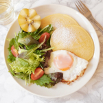 今朝のブレックファースト🥄米粉のパンケーキに、@teraoka_soy_sauce 寺岡家の有機ベビーリーフを添えていただきました🥝5種類以上の若葉をミックスした土耕栽培のベビーリーフは…のInstagram画像