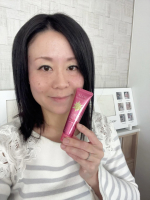 安心健康ライフアロエモイスチャーローズ ハンドクリーム🌹アロエベラ成分を配合して肌を整えて手の甲のシミを防ぐ✨乾燥だけじゃなくハリや弾力にも☝🏻さらっとして伸びがいいよ☺️保湿力が高…のInstagram画像