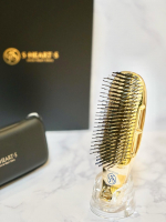 .いつものシャンプーなのに、髪ツヤッツヤ✨✨✨シャンプーをブラシでとかすだけで、信じられないほどツヤツヤ、サラサラ！大人気ブラシの、シャンプーに特化したブラシ💝握りやすくって滑りにくいシ…のInstagram画像