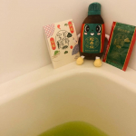 松寿の宝湯に松ちゃんと一緒に入りました(^^♪まるで森林浴！ほっこりする癒し香りで、和漢の恵みのうれしいお風呂。冷え性の私ですが、お湯が柔らかくて快適だし、この入浴剤でしっかりあたたまって…のInstagram画像