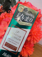 テンスターHena プレミアムカラートリートメントをお試ししました。こちらは、ヘンナ葉エキス（トリートメント成分）を配合したカラートリートメントになります。白髪が1回で色濃く染まり*1、カラー長&hellip;のInstagram画像