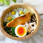 秋のお弁当を作りました🍁丸いお弁当箱に詰めました☺️銀杏ごはん鮭の藻塩焼きブロッコリーのおかか和えうま塩ゆで卵れんこんのめんたいマヨ和えきのこのマリネ#PR #野菜をMOTTO #…のInstagram画像