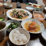 生ワカメを買ったので、わかめの酢の物たこでなく、ちくわで#わかめの酢の物久々の野菜炒めもやし。ラーメンと焼きそばの時にしか買っていなかった。レパートリー増やさないと。#野菜炒めジ…のInstagram画像