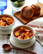 朝晩の空気がひんやりと感じられる季節になってきました。そんな時期に恋しくなるのは、体の芯からあたたまるお料理です🤗今月は、ほっとやさしい味わいの「うずら巻のトマトクリーム煮」を、カネサダ様の…のInstagram画像