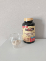 🫶🏼 外食大好き！ 栄養が偏らないか気にはしているのだけど毎回きっちりした食事無理〜そんなわたしのお守りは 大塚製薬のネイチャーメイドのスーパーマルチビタミン＆ミネラル！ 朝はバタバ…のInstagram画像