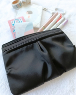 やっばい♡最強に可愛いペンケース♡シンプルなデザインにほどよくある大人可愛いドレープ！素材も光沢感があってすごくサラサラなのですっ(&acute;˘`＊)はい、文具大好きなこやみです♪"FABFAB(フ&hellip;のInstagram画像