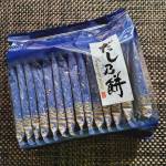 和風だしの芳醇な旨味が凝縮されたもち吉さんの、だし乃餅 旨醤油味のおかき。ボリボリとした食感と噛めば噛むほど米の甘味とだしの風味が口の中に広がります！カルシウムが摂れるのも嬉しいです。一枚ずつ…のInstagram画像