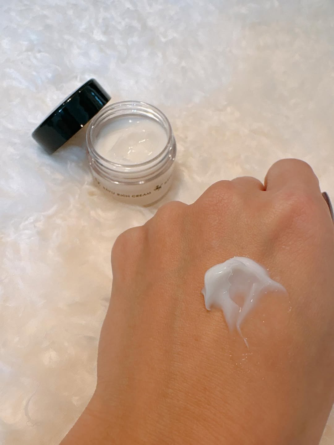 口コミ投稿：しっとり柔らかい馬油クリーム✨🤍爪周辺や、足、身体の保湿にも助かっています¨̮♡︎#PR…