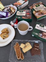 ＼おうちCO-OP／人気お菓子詰め合わせでほっと一息😮&zwj;💨🩵ᩚ🍪🥮🧁⌇⌇☑︎ラムレーズンサンド ４個ラムレーズンとホワイトチョコ配合のクリームをサブレ生地で挟んだレーズンサンド♡レーズ&hellip;のInstagram画像