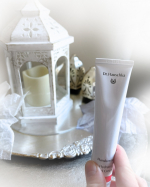 大掃除でお疲れの手を労いたいそんなひとときに愛用中のDr. Hauschka ハンドクリームベタつきが抑えられているところが◎水仕事も増えてカサカサ気味の指先には特に念入りに使いたい&hellip;のInstagram画像