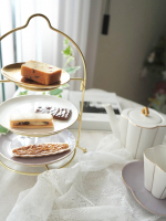 この日のティータイムは&hellip;おうちＣＯ-ＯＰで人気のお菓子でちょっと特別なティータイムを☕🍪🍫① ラムレーズンサンドしっとり生地&times;ラムレーズンの香りが大人。コクのあるクリームが余韻までおいしい&hellip;&hellip;のInstagram画像