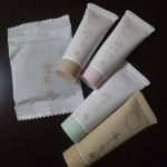 akyrise（あきゅらいず）のお試し詰合せを使ってみます🌱深緑の和漢ハーブ石けん&ldquo;泡石&rdquo;を中心に、やりすぎケアからお肌を解放してくれる3ステップ。箱を開けた瞬間から、和漢の香りと上品な雰囲&hellip;のInstagram画像