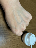 今の時期は、食器洗いもお湯を使って洗うので、手の油分をとられてカサカサしてます。指さきがひびれたようになりストッキングやタイツを履く時にも引っかかってしまいます。今回、素はだ薬用ハンドクリームを&hellip;のInstagram画像