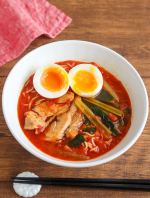 。🍅太陽のトマト麺真っ赤なトマトスープが魅力的なトマト麺。半熟ゆで卵もトッピングしました♪つるつるの細麺がスープとよく絡んで美味しい😋..鶏がらのうま味と濃厚なトマト味が美味しく、ス&hellip;のInstagram画像