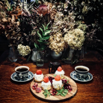 先日のおやつ。ミニケーキでした😊．共立食品株式会社さんからいただいた「クリスマスミニケーキキット」でつくったケーキ。お菓子作りが下手なわたしでも簡単にできました。クリームもキットに入ってい&hellip;のInstagram画像