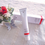 乾燥しがちな毎日手荒れが気になるこの頃「Dr.ハウシュカ　ハンドクリーム」を使ってみました✨こちらのリップを愛用していて、ハンドクリームは今回初めて😌なめらかなテクスチャーで、すっとな&hellip;のInstagram画像