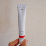 乾燥が気になる冬こそ使いたい！@drhauschkajapan Dr.ハウシュカ　ハンドクリーム100％天然由来成分で、なめらかなテクスチャがお気に入り✨塗った後べたつくハンドクリームは&hellip;のInstagram画像